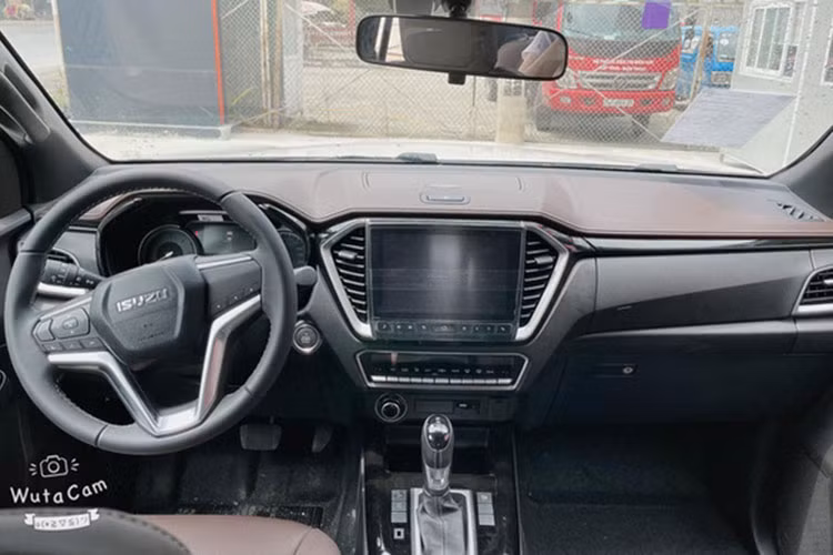 Bên trong khoang lái, D-Max 2022 vẫn sở hữu màn hình cảm ứng 7 inch trên hai bản thấp và 9 inch trên các phiên bản cao cấp. Hệ thống thông tin - giải trí tương thích Apple CarPlay/Android Auto, ghế lái chỉnh điện 8 hướng ở bản cao nhất.