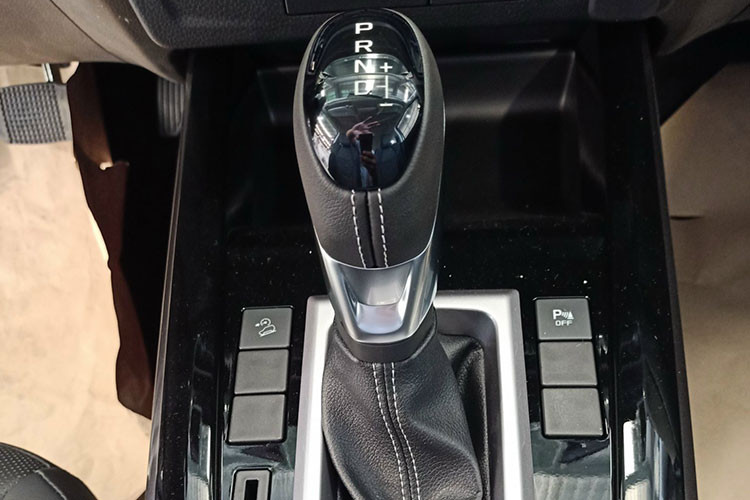 Điểm mới đáng chú ý nhất của mẫu xe bán tải Isuzu D-Max 2022 là phiên bản Hi-Lander. Bản này dùng chung hộp số tự động với bản Type Z nhưng chỉ có một cầu.