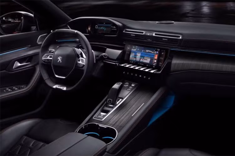 Trong khi đó bên trong nội thất bên trong chứng kiến sự quen thuộc từng thấy trên các mẫu SUV đời mới của Peugeot như 3008 hay 5008 như cụm đồng hồ tốc độ nhô cao, hiển thị hoàn toàn bằng màn hình điện tử. Bên cạnh đó, nhiều chi tiết nhỏ được bọc da, hoặc ốp gỗ sang trọng.