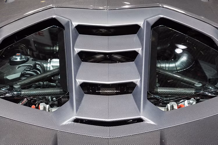 Xe có khả năng tăng tốc 0-100 km/h chỉ trong 2,8 giây, 0-300 km/h trong 23,5 giây, tốc độ tối đa hơn 350 km và quãng đường phanh từ 100-0 km/h chỉ dài 30m. Đặc biệt, bánh sau của Centenario cũng được trang bị hệ thống đánh lái, khiến chiếc siêu xe này "ôm cua" hơn.