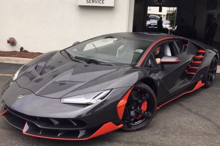  Siêu phẩm Lamborghini Centenario thứ 2 vừa đến với thị trường Mỹ khoác áo carbon đen huyền bí kết hợp những chi tiết đỏ nổi bật, tạo nên sự khác biệt cho xe. Siêu xe này xuất hiện lần đầu trước công chúng tại triển lãm Geneva 2016 nhằm kỷ niêm 100 năm ngày sinh Ferruccio Lamborghini - người sáng lập hãng siêu xe Lamborghini.