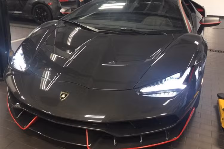 Hãng xe Lamborghini sẽ chỉ sản xuất 40 chiếc Centenario, trong đó có 20 chiếc coupe và số còn lại là mui trần roadster. Siêu xe "hàng khủng" này sở hữu mức giá 1,9 triệu USD khi ra mắt từ năm 2016 - theo đại diện bán hàng của hãng siêu xe Lamborghini cho biết, hiện 40 chiếc Lamborghini Centenario đã bán hết.