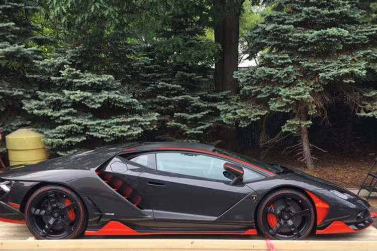 Dựa trên cơ sở của Aventador, tuy nhiên siêu xe Lamborghini Centenario bản đặc biệt đã có thân xe với thiết kế hoàn toàn mới, với các khe hút gió và cánh khí động học đầy vẻ phức tạp và hiện tại. Chiếc Centenario tại Mỹ có thân xe bằng sợi carbon và các chi tiết trang trí màu đỏ, khác biệt so với phiên bản được giới thiệu cách đây hơn 1 năm tại Geneva.