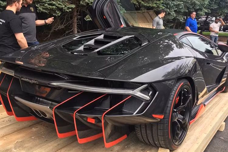 Chiếc xe được trang bị bộ mâm 5 cánh với kích thước 20 inch phía trước và 21 inch phía sau được tiện từ nhôm rèn nguyên khối, bao quanh là những chiếc lốp Pirelli PZero Corsa đặc biệt. Gắn phía trên bộ mâm còn có các cánh bằng sợi carbon để cải thiện hiệu năng khí động học cho xe.