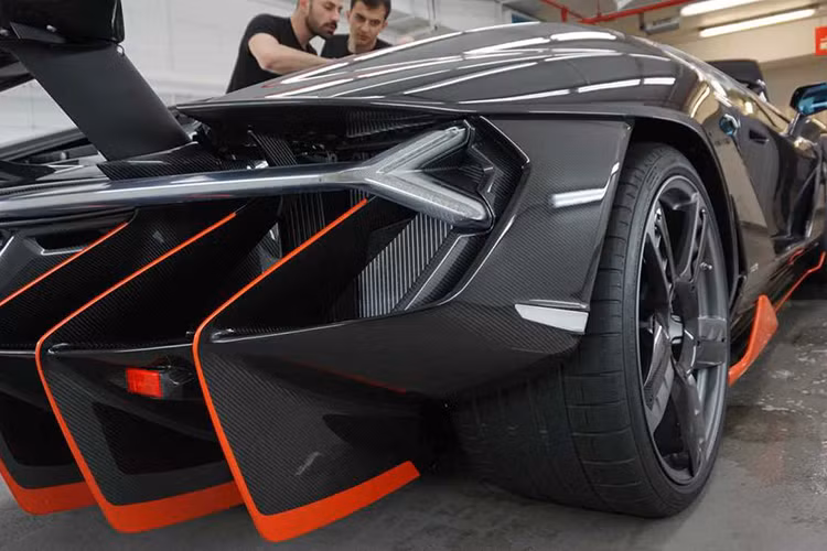 Phía sau, Centenario cũng "gây sốc" với bộ cánh khuếch tán không khí cực lớn tạo thành cản sau, kèm theo cặp đèn hậu hình chữ Y và ống xả ở chính giữa, tạo nên hình dáng đầy "viễn tưởng" cho chiếc xe. So với Aventador, Centenario dài hơn tới 144 mm và cao hơn 7mm. Nhờ có bộ khung nguyên khối và thân xe từ sợi carbon, nó cũng nhẹ hơn tới 55 kg.