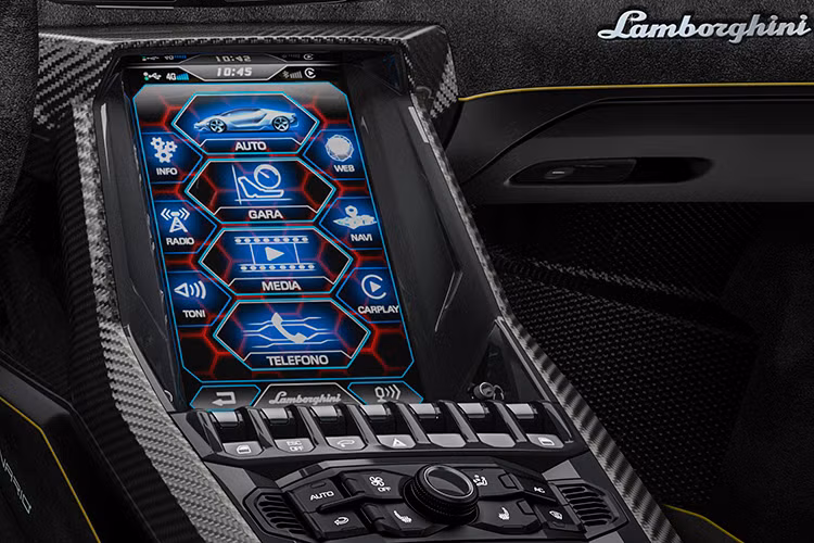 Có tên đầy đủ là Lamborghini Centenario LP770-4, siêu xe Centenario vẫn được trang bị động cơ 6.5l V12 nạp khí tự nhiên cùng hộp số 7 cấp ISR và hệ dẫn động 4 bánh như Aventador thường. Tuy nhiên đúng như tên gọi, công suất của xe đã được nâng lên thành 770 PS thay vì chỉ 700 PS của các bản Aventador khác.