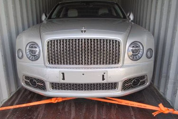 Thị trường ôtô Việt Nam vừa đón nhận thêm một chiếc siêu xe sang Bentley Mulsanne 2017 hoàn toàn mới, đây là chiếc thứ 3 được đưa về nước nhưng lại là chiếc đầu tiên thuộc bản Speed 2017. Trong đó, xe mang ngoại thất trắng ngọc trai đầy "sang chảnh" và cá tính.
