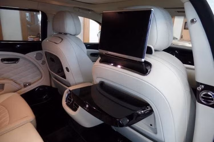 Hàng ghế sau được trang bị đầy đủ các phụ kiện như: tựa đầu ghế trước, phía dưới còn có một bàn làm việc có thể được gập gọn gàng. Ngoài ra, còn có 2 máy tính bảng iPad được tích hợp có hệ thống giải trí riêng với 2 máy tính bảng 10,2 inch tháo rời tùy ý và chạy bằng hệ điều hành Android. Máy tính bảng đi kèm cả camera để thực hiện các cuộc gọi video. 