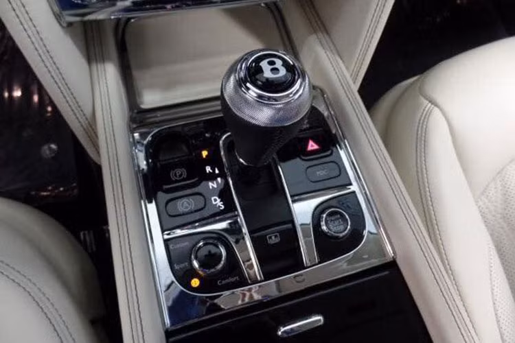 So với thế hệ trước đây, mẫu siêu xe sang Mulsanne Speed 2017 vẫn được hãng Bentley trang bị động cơ V8, tăng áp kép, dung tích 6,75 lít với công suất tối đa 530 mã lực và mô-men xoắn cực đại 1.100 Nm.