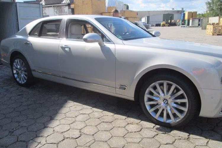 So với thế hệ cũ, mẫu xe sang Bentley Mulsanne Speed 2017 mới này sở hữu thiết kế vuông vức và cá tính hơn, phần đầu xe gây ấn tượng với các lưới tản nhiệt là những thanh bằng thép không gỉ nằm dọc. Bên cạnh đó là 2 đèn pha hình tròn nằm ngang bằng nhau.