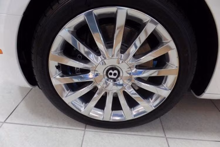 Hai bên sườn của chiếc xe siêu sang Bentley Mulsanne Speed 2017 nổi bật với nẹp kim loại sáng bóng bao quanh. Đi kèm là bộ la-zăng hợp kim đa chấu có kích thước lên tới 21 inch thiết kế xoắn theo 2 chiều khác nhau.