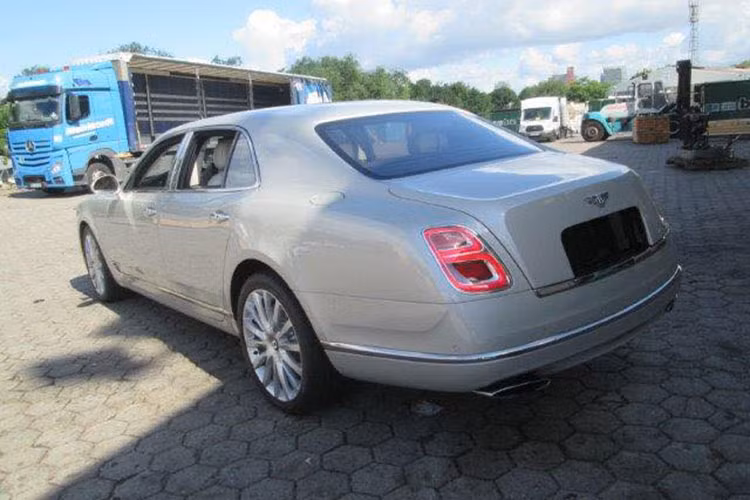 Phong cách thiết kế hình chữ B tiếp tục được áp dụng cho cả cụm đèn hậu, mang đến đuôi xe thú vị hơn cho Bentley Mulsanne Speed 2017. Muẫ xe siêu sang này sở hữu ngoại thất trắng ngọc trai với điểm nhấn là các chi tiết như la-zăng, lưới tản nhiệt, thanh nẹp được mạ crôm sáng loáng.