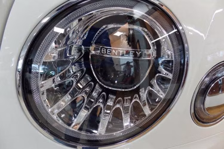 So với chiếc Bentley Mulsanne 2017 màu vàng được đưa về nước vào giữa tháng 3/2017, Bentley Mulsanne Speed 2017 có sự khác biệt ở 2 hốc gió bên hông và logo Speed bên hông xe. Lưới tản nhiệt bên dưới của Bentley Mulsanne Speed 2017 cũng có thiết kế dạng thanh dọc mạ crôm và bên sườn xe có hốc gió hình chữ B.