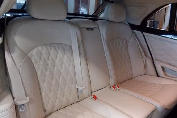 Hệ thống âm thanh trên xe có thể hỗ trợ cả tính năng Apple CarPlay và Android Auto. Tiếp đến là dàn âm thanh 2.200 W với 20 loa ấn tượng. Bên cạnh đó, đồng hồ hiển thị đầy đủ thông số vận tốc, mô men xoắn, lượng tiêu hao nhiên liệu, vận tốc, quãng đường, nhiệt độ,... cùng các tiện ích thời thượng mới nhất được Bentley trang bị.