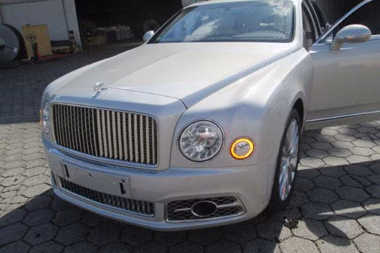 Sự có mặt của chiếc Bentley Mulsanne Speed 2017 góp phần làm cho bộ sưu tập xe siêu sang của các đại gia Việt thêm phong phú. Không tính các phiên bản giới hạn, tại thị trường Việt Nam đã xuất hiện bộ 3 "quyền lực" của dòng xe siêu sang Bentley Mulsanne 2017 bao gồm bản tiêu chuẩn, Speed 2017 và bản trục cơ sở dài.