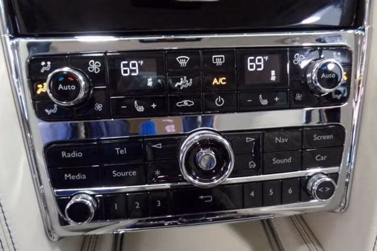 Ngoài ra, còn phải kể đến bộ thảm lông cừu chính hãng của thương hiệu Bentley được trang bị, nó có trị giá khoảng 5.000 USD (tương đương 114 triệu đồng). Hệ thống thông tin giải trí trên Bentley Mulsanne Speed 2017 bao gồm màn hình cảm ứng 8 inch và ổ đĩa cứng với bộ nhớ 60 GB.