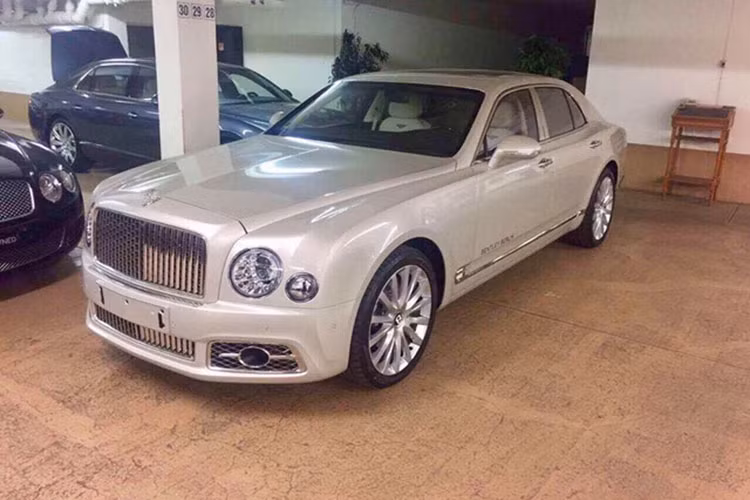Bentley Mulsanne Speed 2017 có giá ít nhất 200.000 Bảng (tương đương 5,48 tỷ đồng) tại thị trường Anh. Mẫu xe siêu sang đầu tiên xuất hiện tại thị trường Việt Nam này hiện chưa có mức giá chính thức, tuy nhiên nếu được bán ra vào thời gian tới chắc chắn mức giá của nó sẽ vào khoảng hơn 20 tỷ đồng.