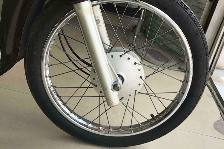 Ở phía trước của chiếc xe Dream II Thái Lan này, từ cặp phuộc tới moay-ơ và bộ lốp căm của chiếc xe vẫn còn như mới, chưa từng được tháo ra lần nào. Lốp trước cũng là lốp theo xe và được sản xuất bởi hãng phụ tùng Inoue của Thái Lan. Trong khi đó, cặp vành được sản xuất bởi Siam Goshi.