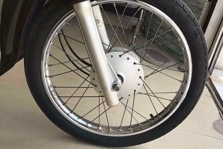 Ở phía trước của chiếc xe Dream II Thái Lan này, từ cặp phuộc tới moay-ơ và bộ lốp căm của chiếc xe vẫn còn như mới, chưa từng được tháo ra lần nào. Lốp trước cũng là lốp theo xe và được sản xuất bởi hãng phụ tùng Inoue của Thái Lan. Trong khi đó, cặp vành được sản xuất bởi Siam Goshi.