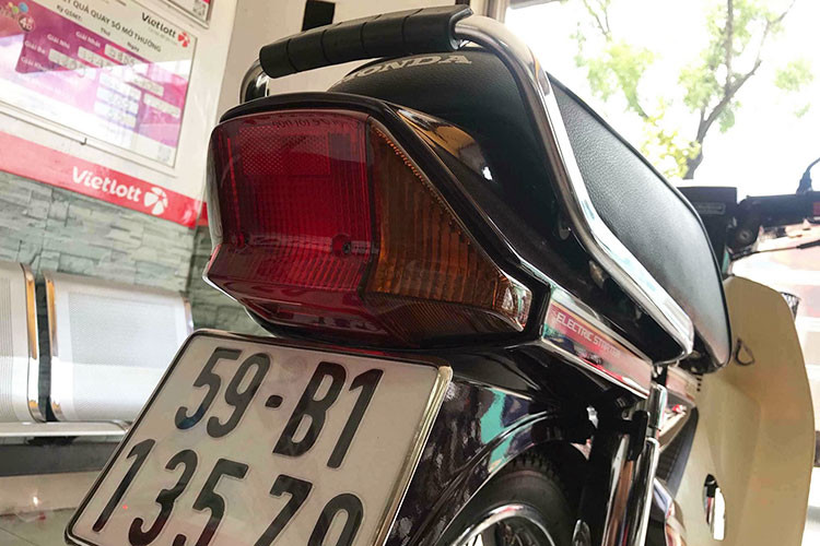 Ngoài yên xe, phần đèn hậu và tay xách thâm chí là miếng lót cao su của chiếc xe vẫn còn trong tình trạng nguyên bản, thậm chí là còn mới. Chiếc xe Dream II này hiện đã được chủ xe mới đăng ký lại nên hiện tại nó sở hữu biển kiểm soát mới với 5 số đuôi là 135.79 - khá độc và đẹp.