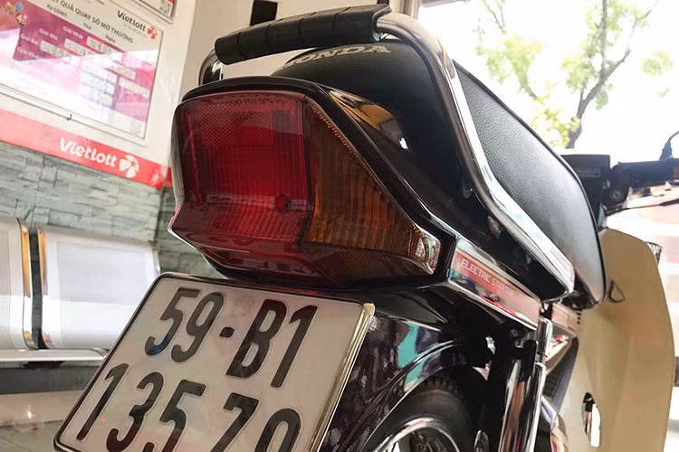 Ngoài yên xe, phần đèn hậu và tay xách thâm chí là miếng lót cao su của chiếc xe vẫn còn trong tình trạng nguyên bản, thậm chí là còn mới. Chiếc xe Dream II này hiện đã được chủ xe mới đăng ký lại nên hiện tại nó sở hữu biển kiểm soát mới với 5 số đuôi là 135.79 - khá độc và đẹp.