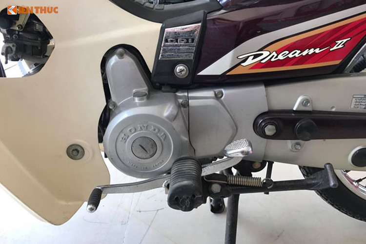 Khối động cơ 1 xi-lanh, 4 kỳ SOHC của Honda Dream có kết cấu đơn giản, dễ sửa chữa và cực kỳ bền bỉ, với dung tích thực 97 cc, đạt công suất tối đa 8 mã lực và mô-men xoắn cực đại 8,1 Nm. Xe được trang bị hộp số vòng 4 cấp. Bên dưới gầm xe, thân máy và cần khởi động của chiếc xe này cũng khá sạch sẽ và nguyên bản. 