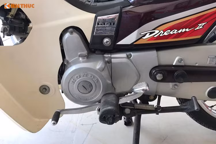 Khối động cơ 1 xi-lanh, 4 kỳ SOHC của Honda Dream có kết cấu đơn giản, dễ sửa chữa và cực kỳ bền bỉ, với dung tích thực 97 cc, đạt công suất tối đa 8 mã lực và mô-men xoắn cực đại 8,1 Nm. Xe được trang bị hộp số vòng 4 cấp. Bên dưới gầm xe, thân máy và cần khởi động của chiếc xe này cũng khá sạch sẽ và nguyên bản. 