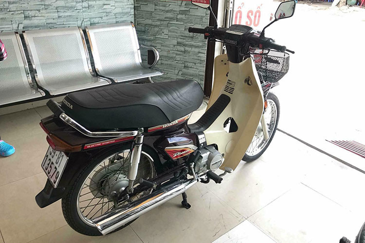 Chiếc xe máy Honda Dream II Thái Lan "tem lửa" này đã được một người sử dụng tại TP HCM mua mới vào năm 2001. Trải qua 17 năm, chủ nhân của chiếc xe sử dụng nó khá ít, chủ yếu "trùm mền" và chỉ cùng nó đi được khoảng hơn 5.500 km, sau đó bán lại cho một người chuyên sưu tầm và buôn bán xe máy độc ở Sài Gòn.