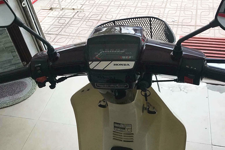 Do được chủ nhân đi ít và được dán nilon cẩn thận nên dàn nhựa của xe vẫn như mới. Chỉ có khu vực cạnh nút đề đã bị bạc màu do người dùng phải nhấn ngón cái. Ở phần đầu xe, các chi tiết vẫn còn nguyên tem Thái ổ khóa của chiếc xe vẫn được chủ nhân giữ gìn với hai chìa khoá theo xe.