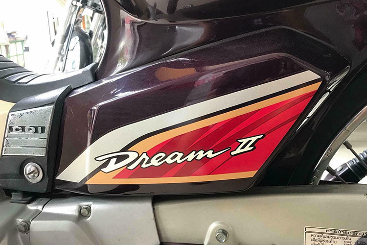 Dù đã được nhập vào Việt Nam từ rất lâu nhưng chiếc xe vẫn được giữ trong tình trạng như mới. Xe còn đủ theo các phụ kiện như gương chiếu hậu, giỏ phía trước mà dân chơi xe máy Honda thời điêmr thập niên 90 vẫn thường hay hay tếu táo gọi với câu "xế nổ 2 xẻng 1 sọt".