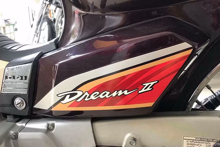 Dù đã được nhập vào Việt Nam từ rất lâu nhưng chiếc xe vẫn được giữ trong tình trạng như mới. Xe còn đủ theo các phụ kiện như gương chiếu hậu, giỏ phía trước mà dân chơi xe máy Honda thời điêmr thập niên 90 vẫn thường hay hay tếu táo gọi với câu "xế nổ 2 xẻng 1 sọt".