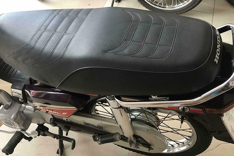 Yên xe nguyên bản của chiếc Honda Dream II Thái Lan tại Sài Gòn này vẫn còn giữ "phom" đầy đặn do mút cao su không bị lão hóa và phần khung yên bằng sắt chắc chắn. Một chiếc yên nguyên bản như thế này cũng có thể được dân chơi xe máy Honda Dream bán trao tay với nhau có giá trung bình lên đến khoảng vài triệu đồng.