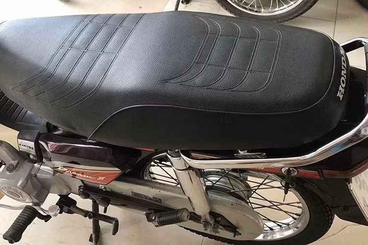 Yên xe nguyên bản của chiếc Honda Dream II Thái Lan tại Sài Gòn này vẫn còn giữ "phom" đầy đặn do mút cao su không bị lão hóa và phần khung yên bằng sắt chắc chắn. Một chiếc yên nguyên bản như thế này cũng có thể được dân chơi xe máy Honda Dream bán trao tay với nhau có giá trung bình lên đến khoảng vài triệu đồng.