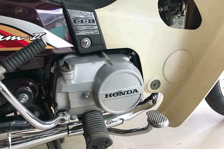 Cây pô của chiếc Dream II Thái Lan này mang mã hiệu 1985, thay vì 2543 như những series sản xuất sau này. Theo những dân chơi xe Dream lâu năm, loại pô 1985 cho tiếng nổ nhỏ nhưng tiếng hồi ấm hơn, trong khi pô 2543 to và đanh hơn. Các chi tiết khác như cần khởi động, phanh chân, cần gẩy số... vẫn còn khá mới do ít được sử dụng.