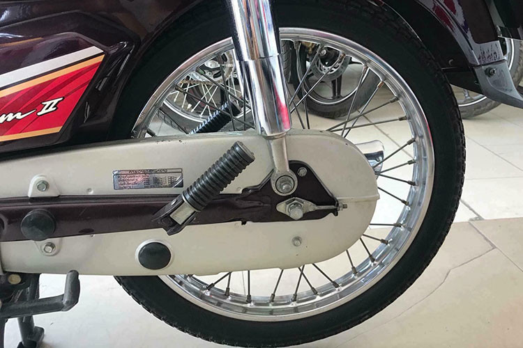 Hộp xích, giảm sóc sau và gác để chân... cho đến từng con ốc đều mang nét nguyên bản hiếm có của dòng Dream II Thái Lan huyền thoại. Hầu như các chi tiết trên xe chỉ xước nhỏ do người chơi dắt ra vào để lau chùi. Thậm chí tem nguyên bản trên cốp hướng dẫn vẫn còn nguyên dù đã trải qua gần 20 năm trên thị trường. 