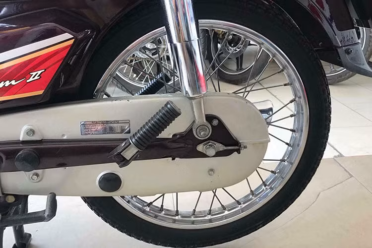 Hộp xích, giảm sóc sau và gác để chân... cho đến từng con ốc đều mang nét nguyên bản hiếm có của dòng Dream II Thái Lan huyền thoại. Hầu như các chi tiết trên xe chỉ xước nhỏ do người chơi dắt ra vào để lau chùi. Thậm chí tem nguyên bản trên cốp hướng dẫn vẫn còn nguyên dù đã trải qua gần 20 năm trên thị trường. 