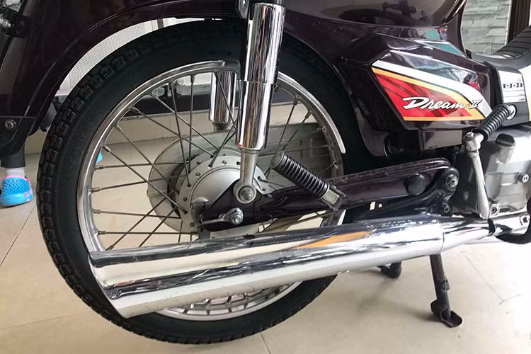 Trên ốc phuộc sau của chiếc xe vẫn còn nguyên bản, chứng tỏ nó chưa từng được tháo phuộc ra để sửa chữa. Tương tự, xích sau vẫn chưa tăng một lần nào. Hệ thống phanh cơ của chiếc xe cũng chưa được chủ nhân tăng lên, moay-ơ sau vẫn còn nguyên lớp mạ của nhà sản xuất.