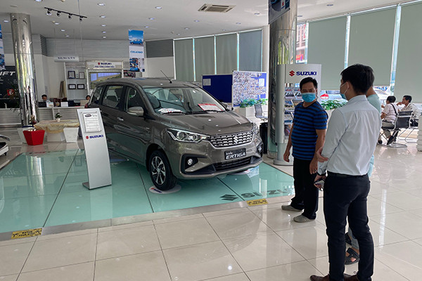 Xe oto dat hang cuoi nam, muc giam phi truoc ba sap het