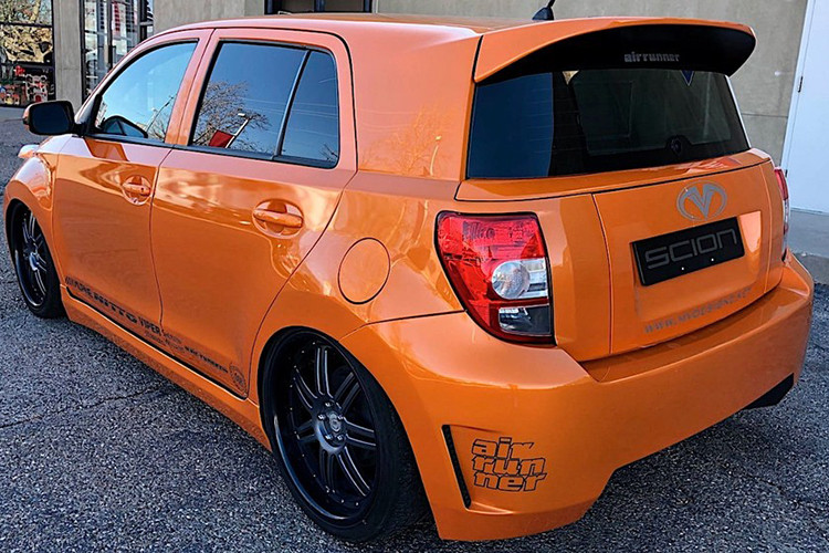 Khi ra đời, mẫu xe Toyota Scion hatchback vốn có nhiệm vụ mang tới những nhóm người mua trẻ trung cho Toyota tại thời điểm ngành công nghiệp ôtô đang cạnh tranh hơn bao giờ hết. Để làm điều đó, nó đã cho ra đời một số ý tưởng tiếp thị điên rồ ví như một phiên bản duy nhất cho mỗi mẫu xe, và vô số phụ kiện lắp đặt tại đại lý dể mang tới trải nghiệm cá nhân hóa thượng thừa.