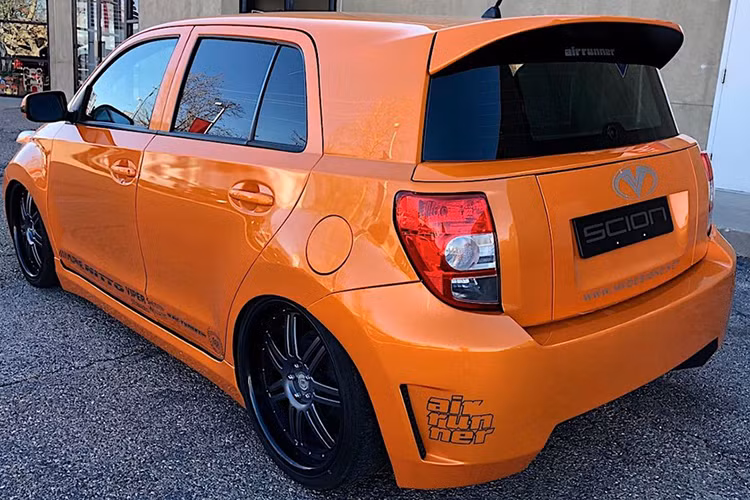 Khi ra đời, mẫu xe Toyota Scion hatchback vốn có nhiệm vụ mang tới những nhóm người mua trẻ trung cho Toyota tại thời điểm ngành công nghiệp ôtô đang cạnh tranh hơn bao giờ hết. Để làm điều đó, nó đã cho ra đời một số ý tưởng tiếp thị điên rồ ví như một phiên bản duy nhất cho mỗi mẫu xe, và vô số phụ kiện lắp đặt tại đại lý dể mang tới trải nghiệm cá nhân hóa thượng thừa.