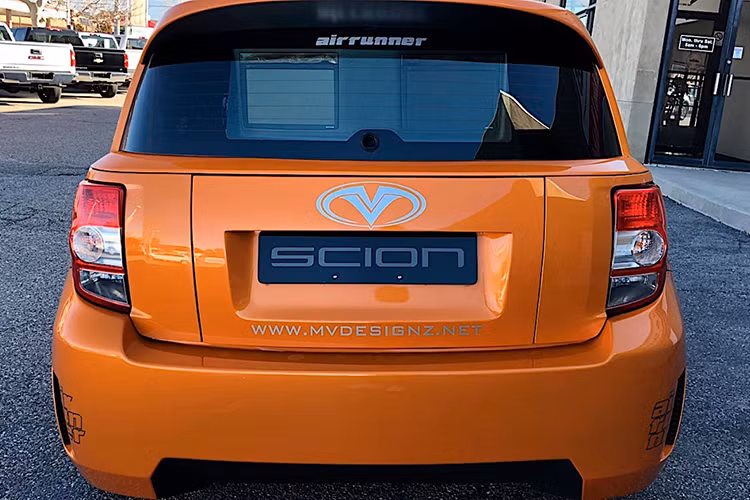 Mặc dù vẫn giữ nguyên động cơ chính hãng, song chiếc xe Toyota Scion đặc biệt này có nhận được nắp capô, tấm cản va trước và sau, thanh ốp sườn độ, và một bộ la-zăng đúc cỡ 18-inch to tướng, kết hợp với đó là một lớp sơn hoàn thiện màu cam bắt mắt.
