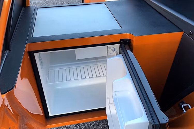 Tại một triển lãm xe độ SEMA cách đây vài năm, đội ngũ từ MV Designz ở Santa Ana, California đã cho ra đời chiếc Toyota Scion xD độ “tối thượng” này. Phức tạp hơn nhiều so với những gì người mua có thể nhận được từ nhà máy hoặc đại lý, chiếc xe này mới đây đã được mang bán đấu giá, và nhanh chóng tìm thấy một mái nhà mới.