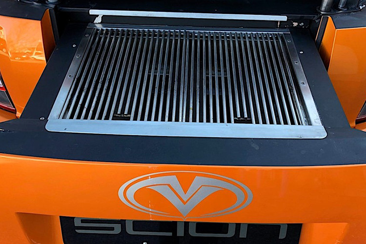 MV Designz chủ yếu độ thân vỏ của xe, và khiến nó nổi bật với tính năng “biến hình như Transformer”: cửa hậu, cửa bên sườn và cốp xe có thể trượt ra ngoài, trong khi nhiều bộ phận khác đều có thu vào – mở ra.