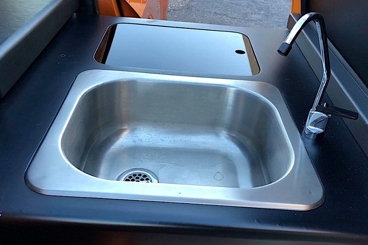 Tất cả những chi tiết từ Toyota Scion biến hình giúp hé lộ các trang bị sang chảnh bên trong của xe khiến cho nhiều người ngạc nhiên như tủ lạnh, thùng giữ lạnh, bồn rửa, thớt, và thậm chí hai chiếc TV.