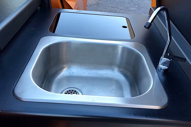 Tất cả những chi tiết từ Toyota Scion biến hình giúp hé lộ các trang bị sang chảnh bên trong của xe khiến cho nhiều người ngạc nhiên như tủ lạnh, thùng giữ lạnh, bồn rửa, thớt, và thậm chí hai chiếc TV.