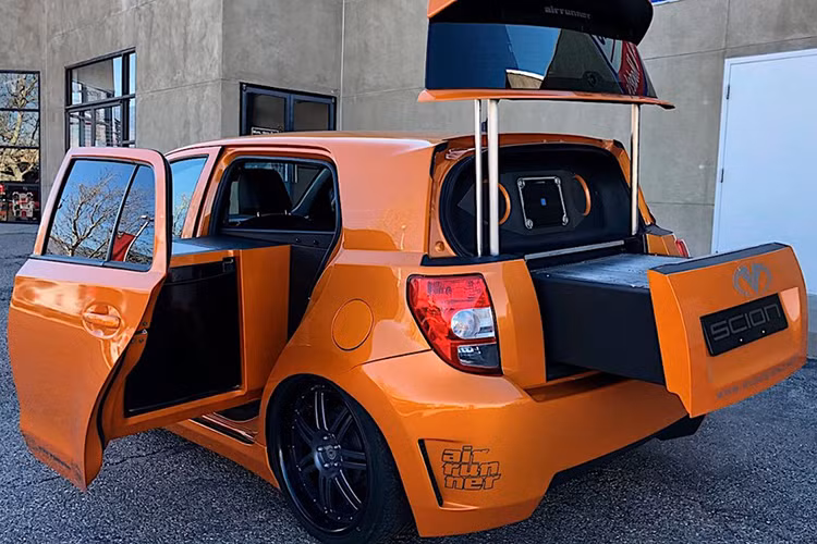 Khi Toyota tự đa dạng hóa các sản phẩm của mình hơn, công ty cho biết rằng họ không cần đến một tên thương hiệu đặc thù dành cho người mua trẻ tuổi nữa, và quyết định đóng cửa Scion. Nhà sản xuất xe Nhật Bản đã làm thế trước khi Scion thực sự có thể tạo nên một chỗ đứng vững vàng. Do vậy, bất chấp những đặc điểm thú vị của Scion, người ta sẽ không có nhiều chuyện để nói và để nhớ về một cái tên chết yểu.