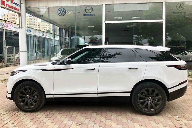 Về cơ bản chiếc xe này vẫn còn nguyên bản và khá mới do chỉ mới đăng ký và ít được chủ nhân sử dụng. Range Rover Velar SE P250 R-Dynamic sở hữu kích thước tổng thể Dài x Rộng x Cao lần lượt là 4.803 x 2.032 x 1.665 (mm), ngoại thất xe được trang bị gói R-Dynamic với rất nhiều những chi tiết ngoại thất của xe được phủ đen.