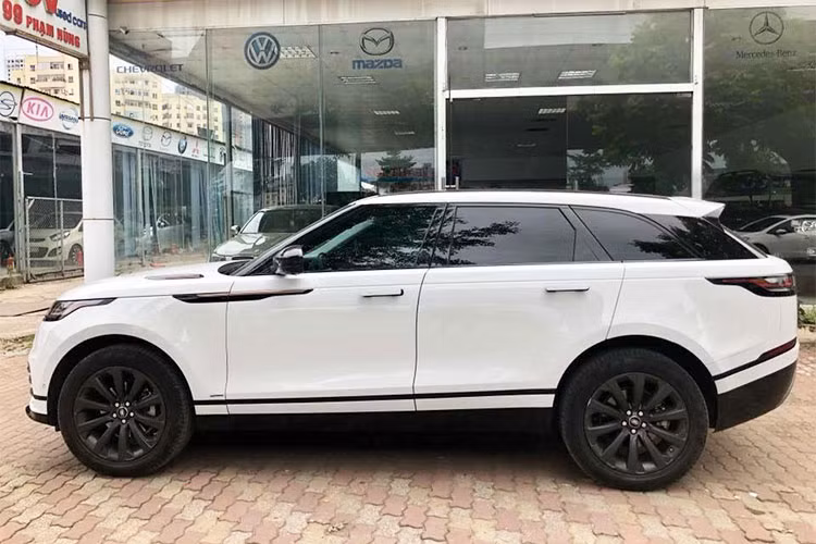 Về cơ bản chiếc xe này vẫn còn nguyên bản và khá mới do chỉ mới đăng ký và ít được chủ nhân sử dụng. Range Rover Velar SE P250 R-Dynamic sở hữu kích thước tổng thể Dài x Rộng x Cao lần lượt là 4.803 x 2.032 x 1.665 (mm), ngoại thất xe được trang bị gói R-Dynamic với rất nhiều những chi tiết ngoại thất của xe được phủ đen.