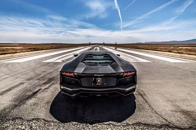 Siêu bò mới nhất nhà Lamborghini trên đường thử qua ống kính Convex Photography 