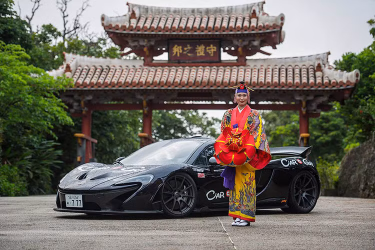 7Tune với một bức hình mẫu Á bên siêu xe.